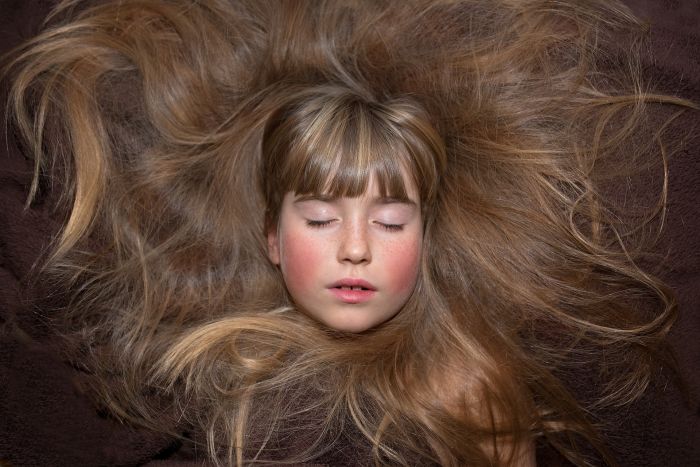 Jak wspomóc włosy od wewnątrz? Przegląd składników dostępnych w suplementach na włosy